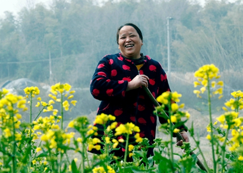 胡雪花干农活_副本.jpg